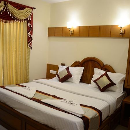 Hotel Vasantham Palace Ooty Bagian luar foto