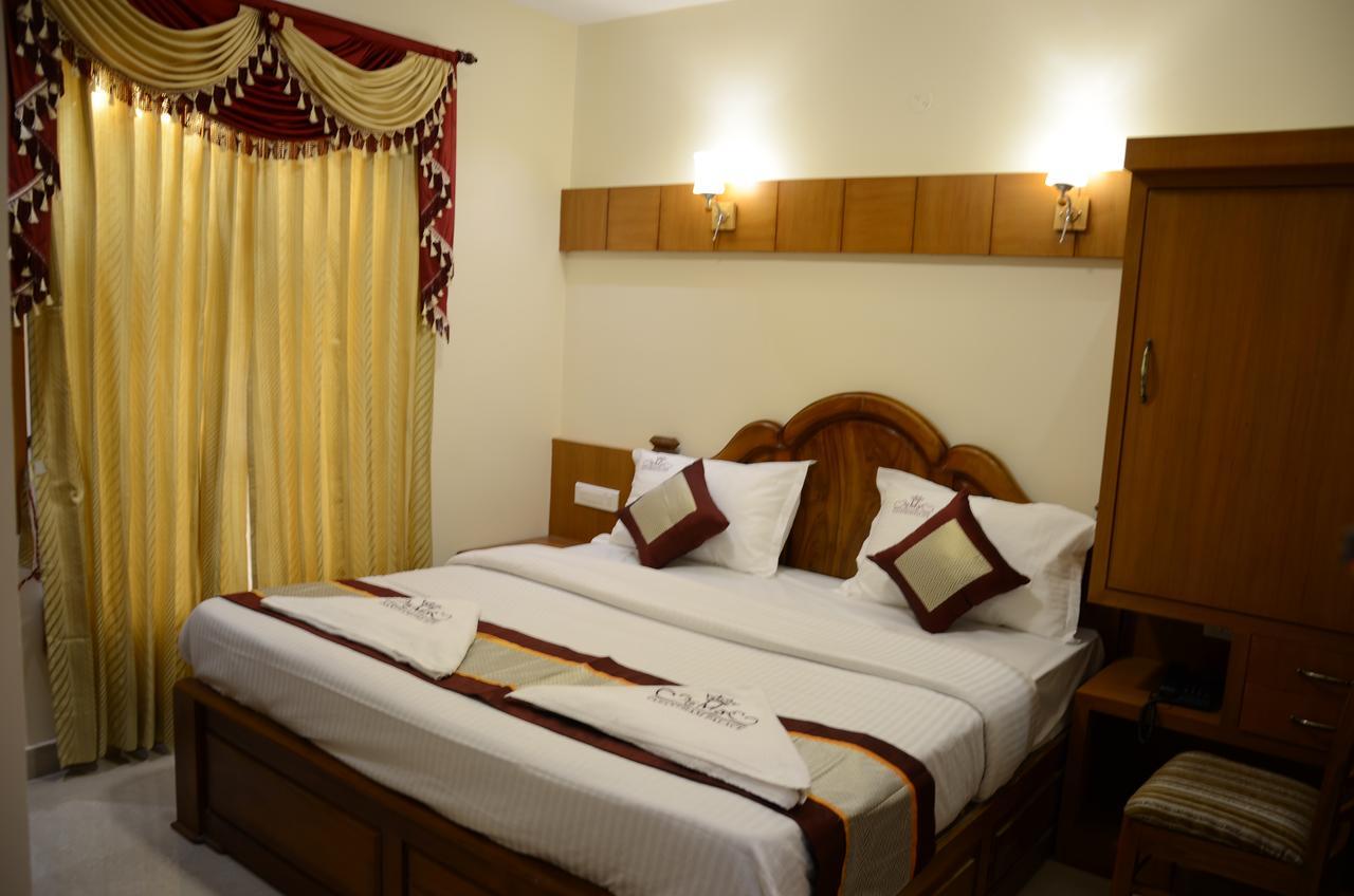 Hotel Vasantham Palace Ooty Bagian luar foto