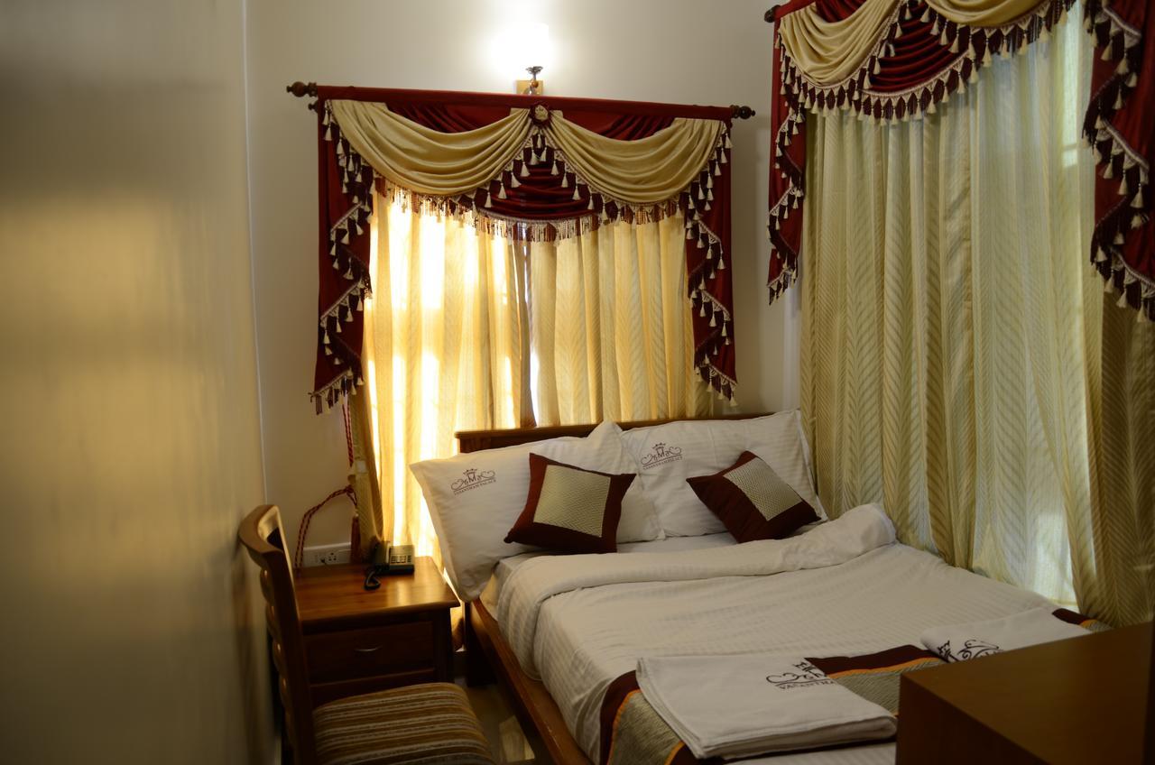 Hotel Vasantham Palace Ooty Bagian luar foto